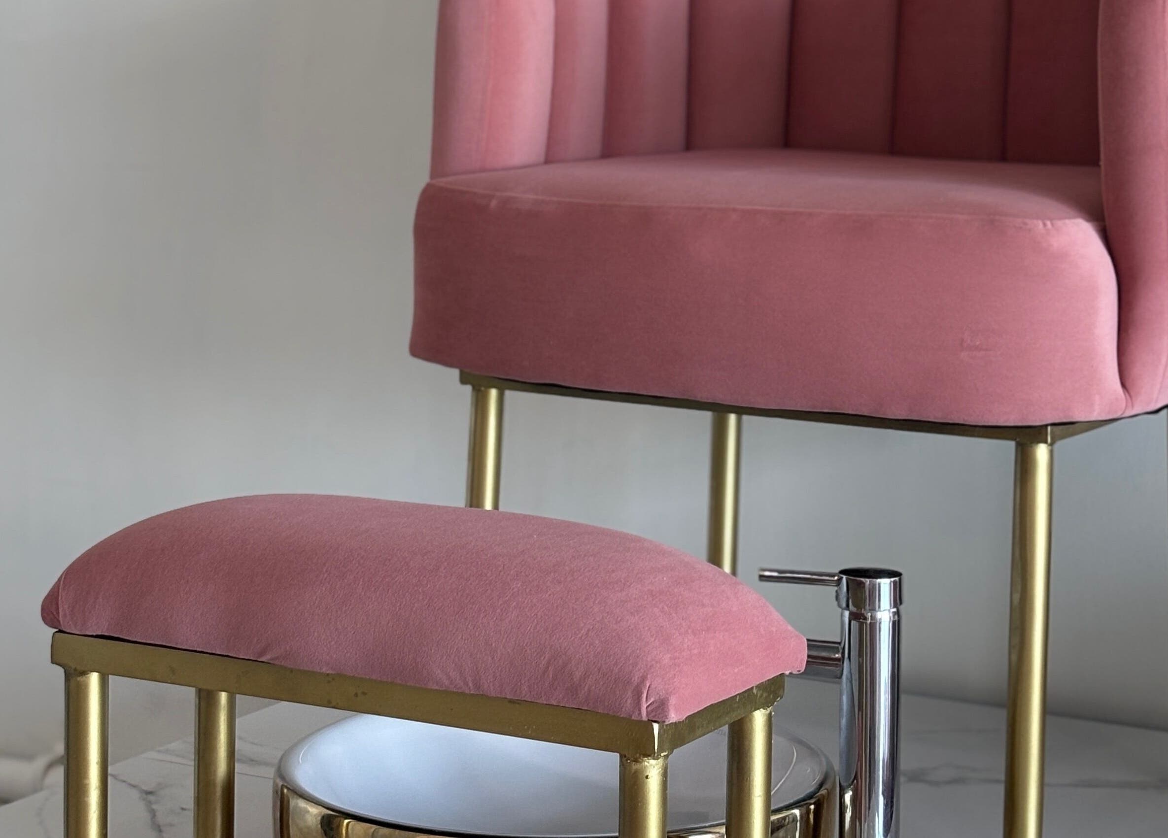 Silla rosa chic para pedicura en Rebeca Peña Integral Beauty Studio, Los Mochis, Sinaloa, MX.