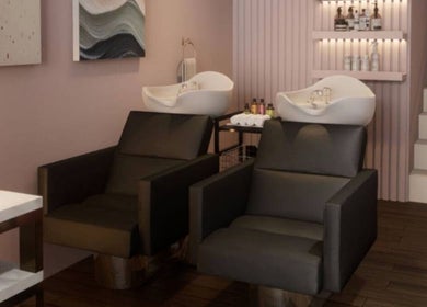 Area cuci rambut di Amberly Beauty Salon, Jawa Barat, ID, dengan kursi hitam nyaman dan dekorasi modern.