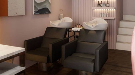 Area cuci rambut di Amberly Beauty Salon, Jawa Barat, ID, dengan kursi hitam nyaman dan dekorasi modern.