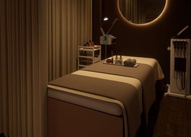 Ruang perawatan di Amberly Beauty Salon, Jawa Barat, ID, dengan meja pijat nyaman dan pencahayaan hangat.