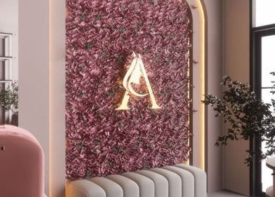 Dinding bunga ungu di Amberly Beauty Salon, Jawa Barat, Jawa Barat, ID, menciptakan suasana mewah.