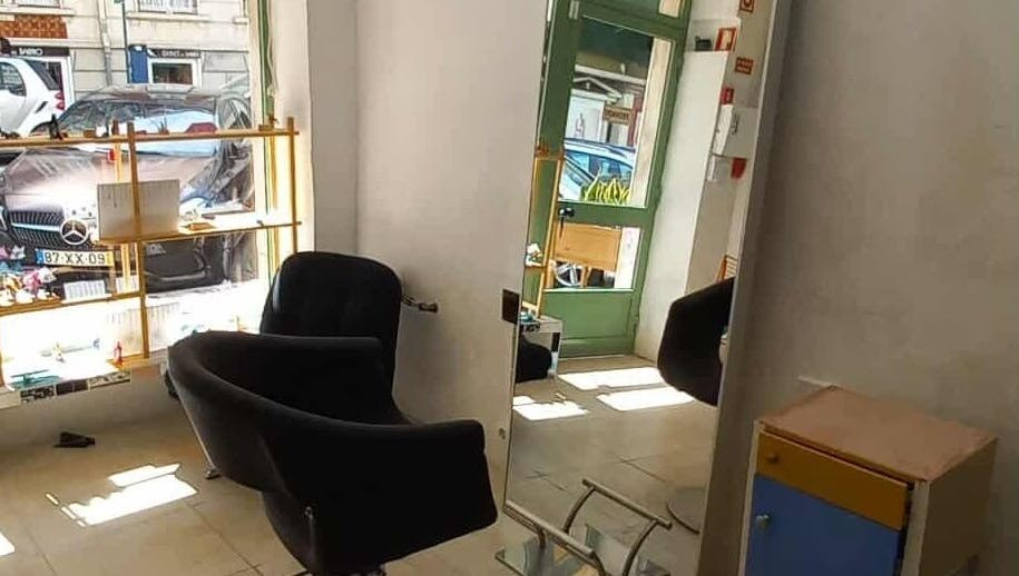 Interior of Mov'n DLab salon showing a stylish chair and large mirror in Lisboa, Lisboa, PT.