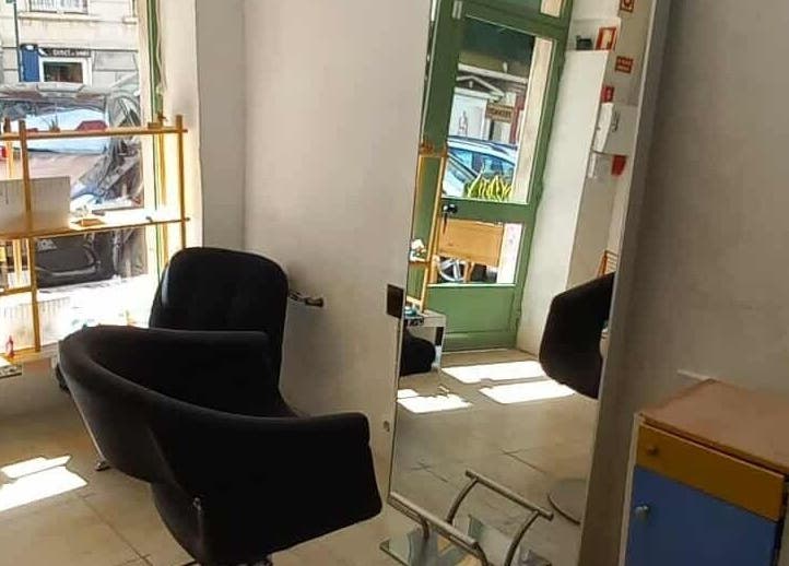 Interior of Mov'n DLab salon showing a stylish chair and large mirror in Lisboa, Lisboa, PT.