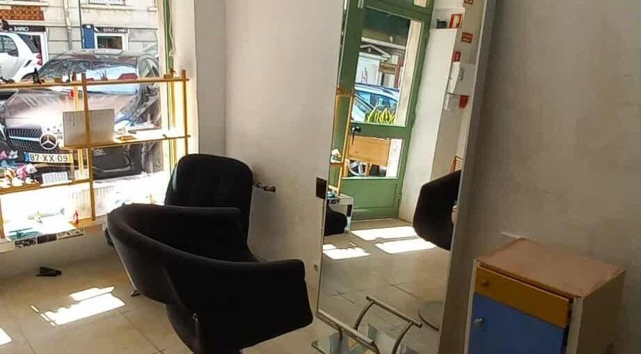 Interior of Mov'n DLab salon showing a stylish chair and large mirror in Lisboa, Lisboa, PT.