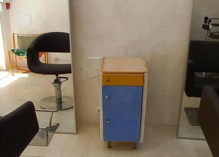 Sleek salon chair and mirror setup at Mov'n DLab, Lisboa, Lisboa, PT.