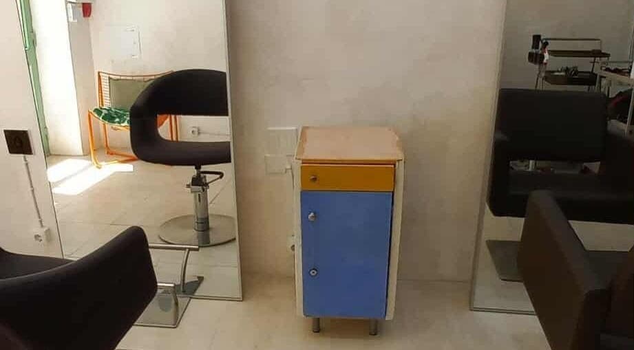 Sleek salon chair and mirror setup at Mov'n DLab, Lisboa, Lisboa, PT.