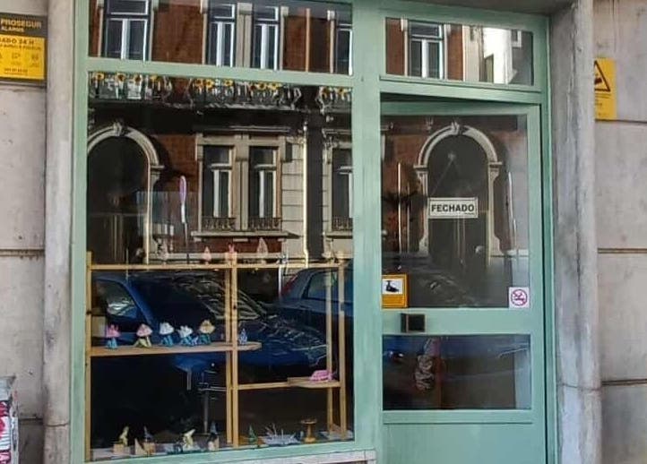 Entrance of Mov'n DLab, an elegant beauty venue in Lisboa, Lisboa, PT with a glass door and artistic display.