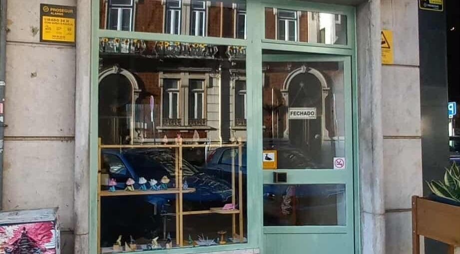 Entrance of Mov'n DLab, an elegant beauty venue in Lisboa, Lisboa, PT with a glass door and artistic display.