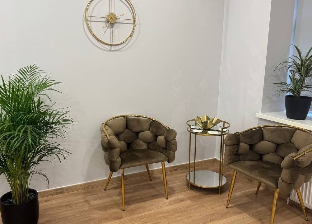 Chic seating area at MSBeauty, Rīga, LV with plush chairs and plants.