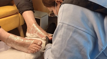 Sesión de pedicura en Mood Nails, Ñuñoa, Región Metropolitana, CL, destacando la exfoliación y cuidado de los pies.