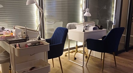 Estación de manicura en Mood Nails, Ñuñoa, Región Metropolitana, CL, elegante con sillas azules.