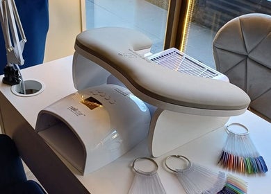 Mesa de manicura en Mood Nails, Ñuñoa, Región Metropolitana, CL, con lámpara LED y muestras de color.