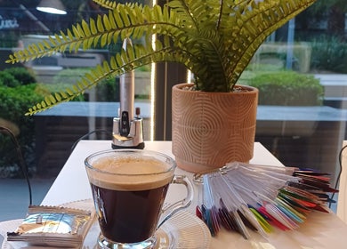 Ambiente relajante de Mood Nails en Ñuñoa, Región Metropolitana, con café, plantas y set de uñas.