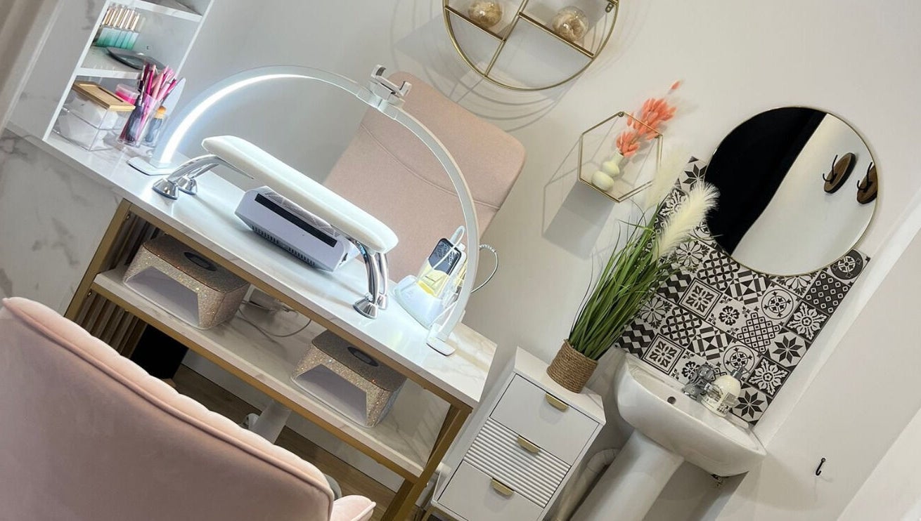 Poste de manucure tendance chez Nails By R à Montpellier, Occitanie, FR avec déco moderne.