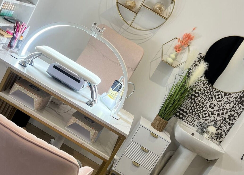 Poste de manucure tendance chez Nails By R à Montpellier, Occitanie, FR avec déco moderne.