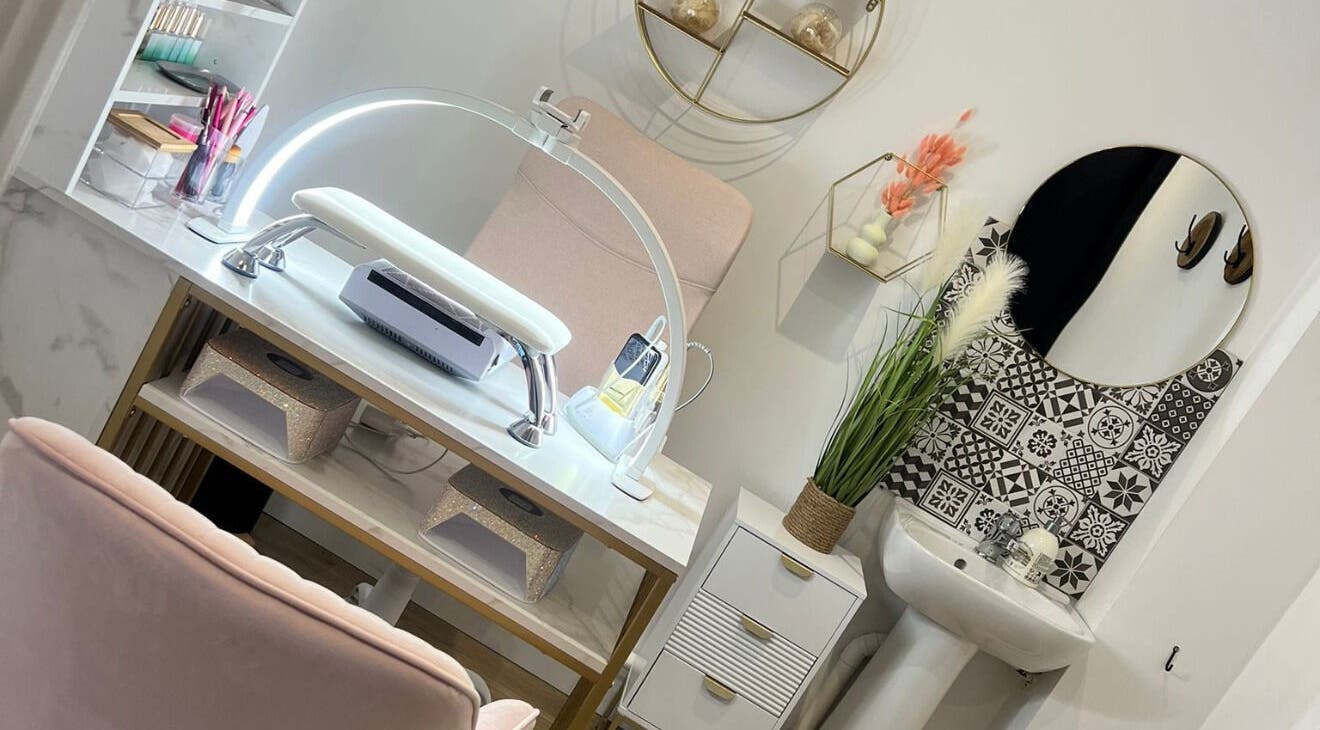 Poste de manucure tendance chez Nails By R à Montpellier, Occitanie, FR avec déco moderne.