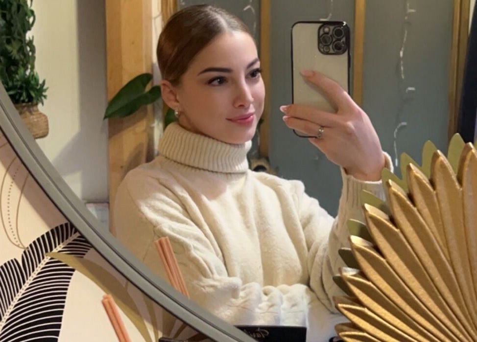 Client satisfait chez Nails By R, Montpellier, Occitanie, FR, prenant un selfie dans un miroir décoratif.