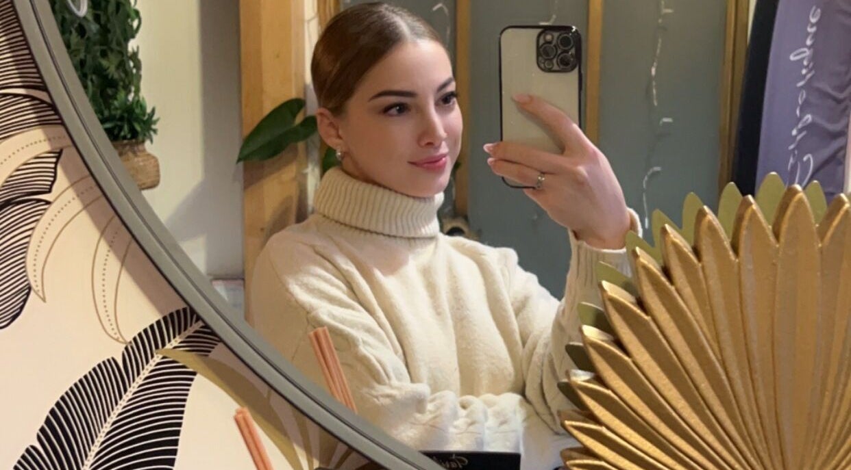 Client satisfait chez Nails By R, Montpellier, Occitanie, FR, prenant un selfie dans un miroir décoratif.