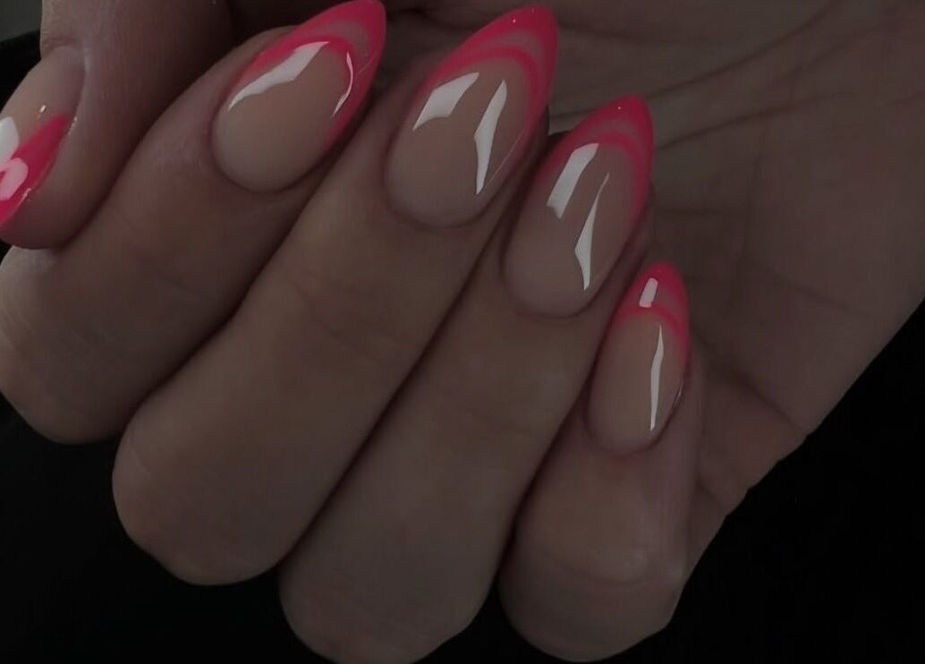 Ongles roses élégants réalisés chez Nails By R à Montpellier, Occitanie, FR.