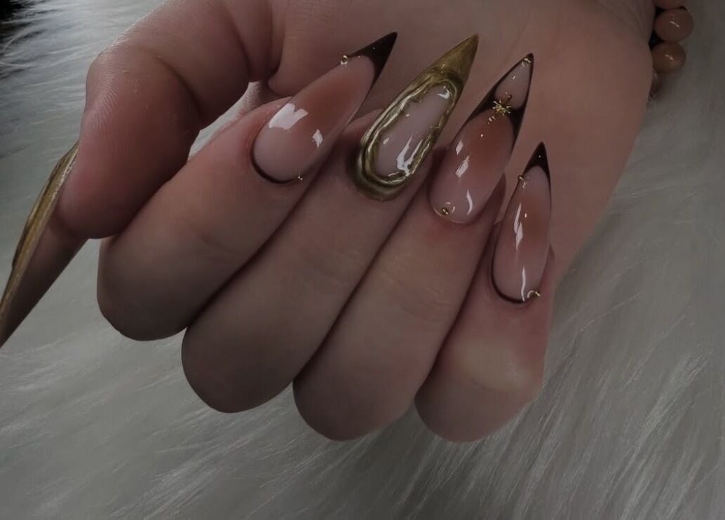 Manucure artistiquement conçue chez Nails By R à Montpellier, Occitanie, FR, avec des ongles dorés.