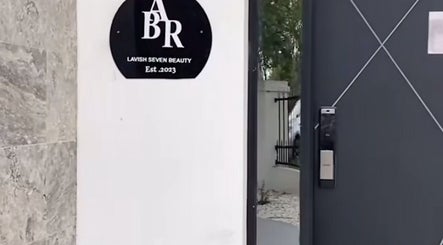 Lavish Seven Beauty Bar