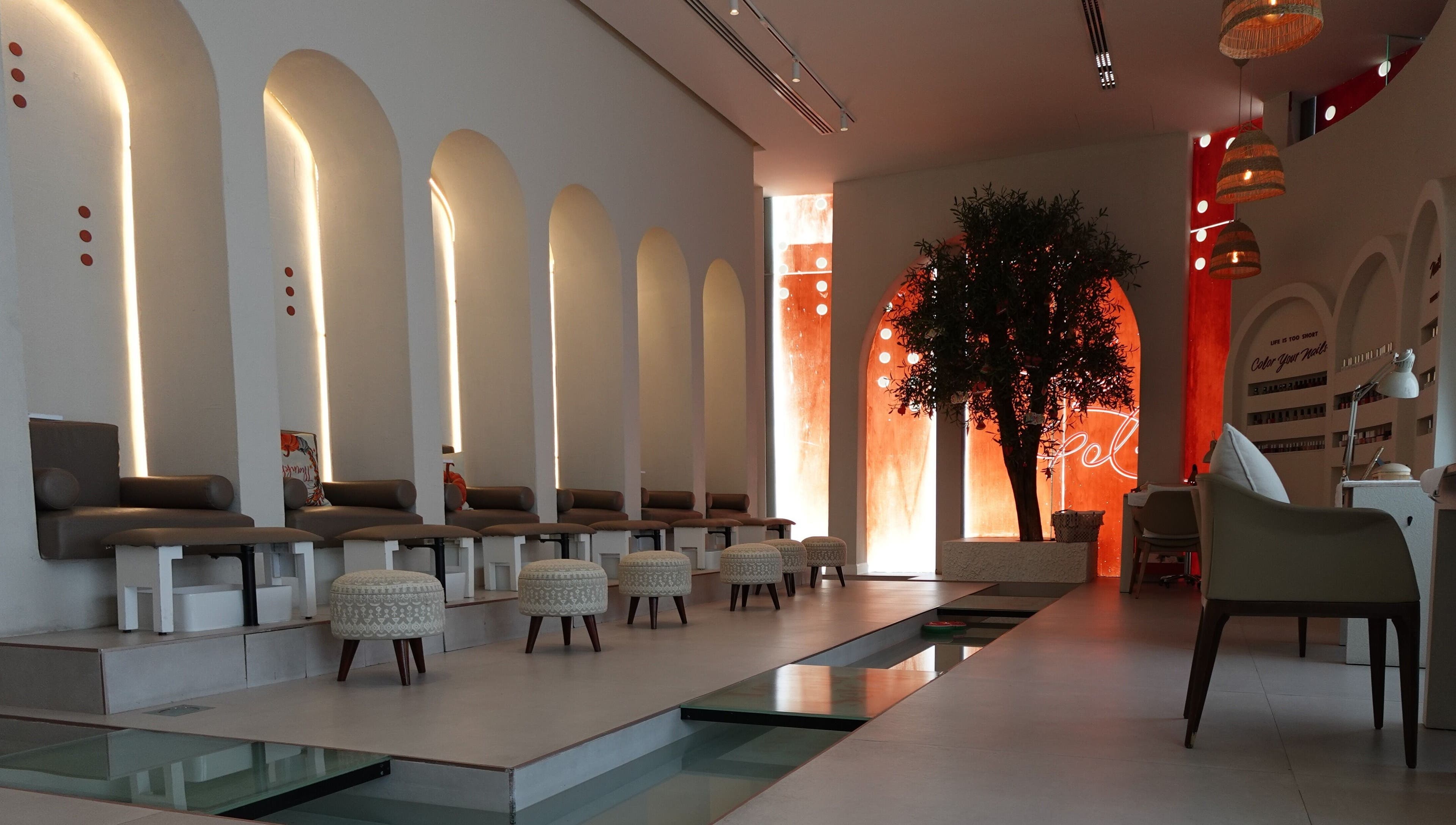 Elegant interior of Notes Salon in Dammam, Eastern Province, SA with modern design and warm lighting.