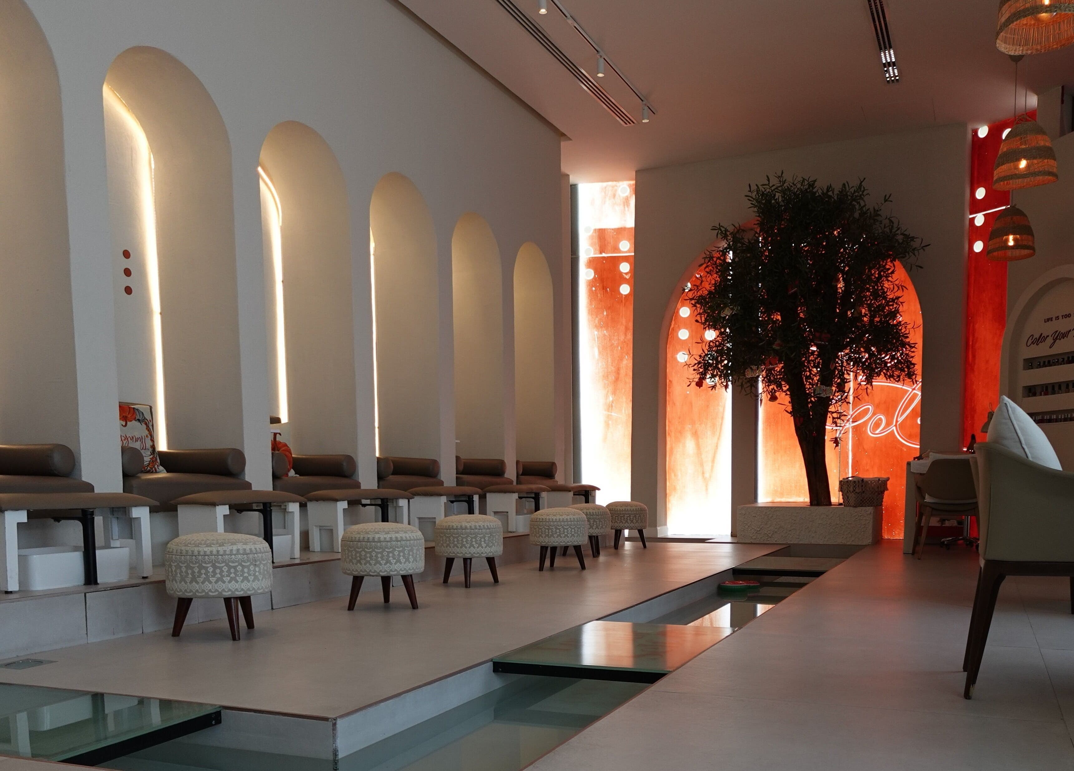 Elegant interior of Notes Salon in Dammam, Eastern Province, SA with modern design and warm lighting.