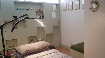 Earth & Ivy Beauty, Uckfield, England: Cozy treatment room with soft bedding and a warm ambiance for relaxation.