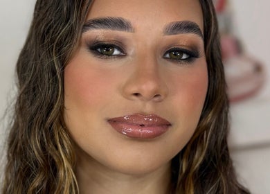 Elegant makeup look at Delmarrr.studio, Toa Alta, Bayamón, PR showcasing bold eyes and glossy lips.
