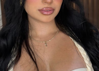 Close-up of a woman with styled hair at Delmarrr.studio, Toa alta, Bayamón, PR.