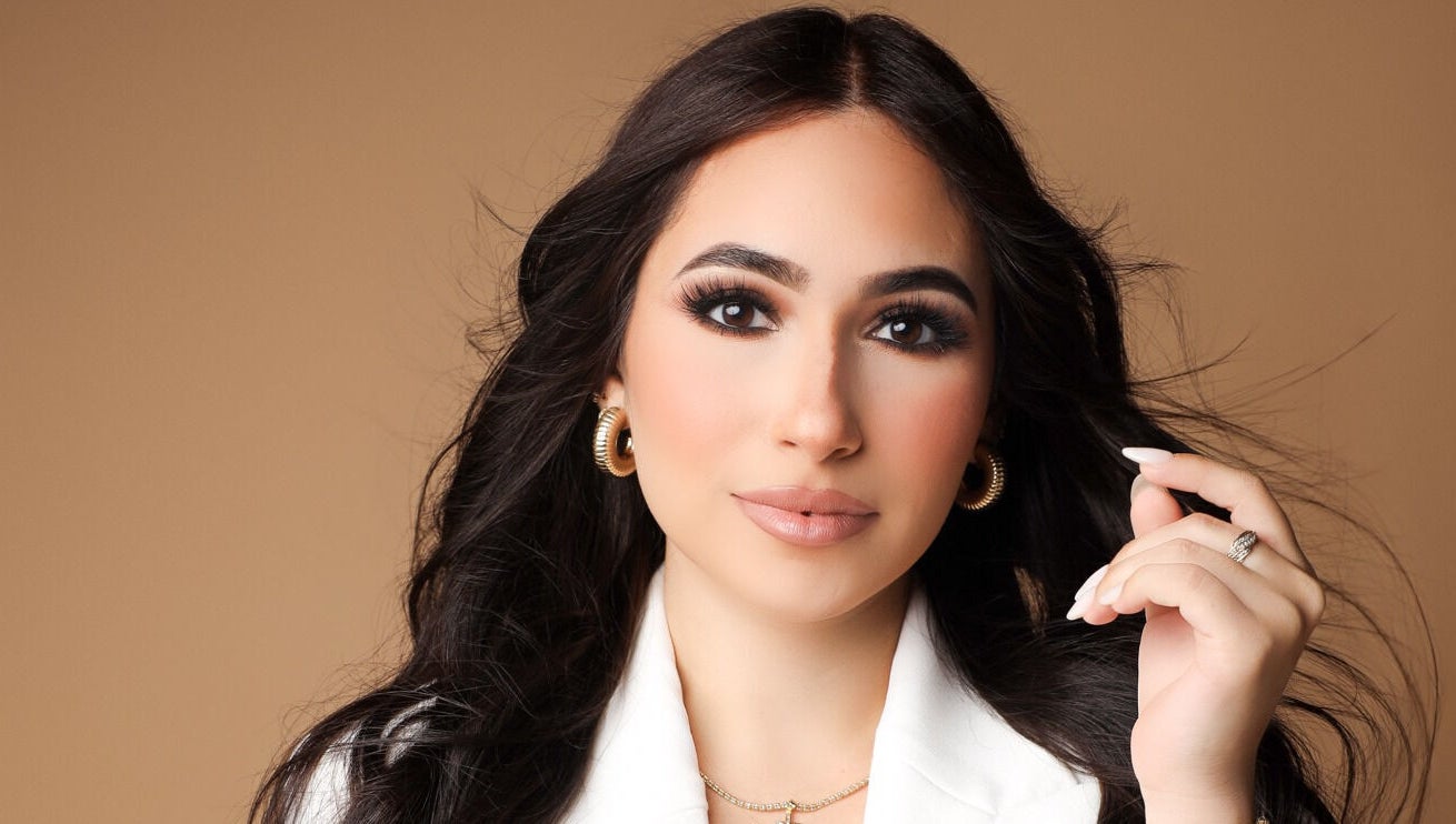 Elegant woman with flawless makeup at Delmarrr.studio, Toa alta, Bayamón, PR.