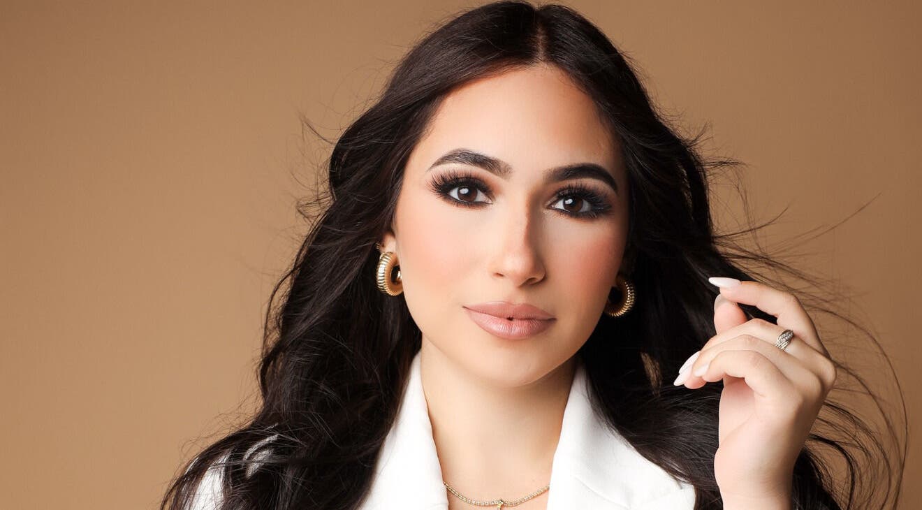 Elegant woman with flawless makeup at Delmarrr.studio, Toa alta, Bayamón, PR.