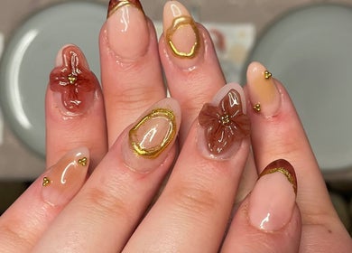 Elegant floral nail art design in brown and gold at Leona, Vilvoorde, Vlaanderen, BE.