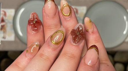 Elegant floral nail art design in brown and gold at Leona, Vilvoorde, Vlaanderen, BE.