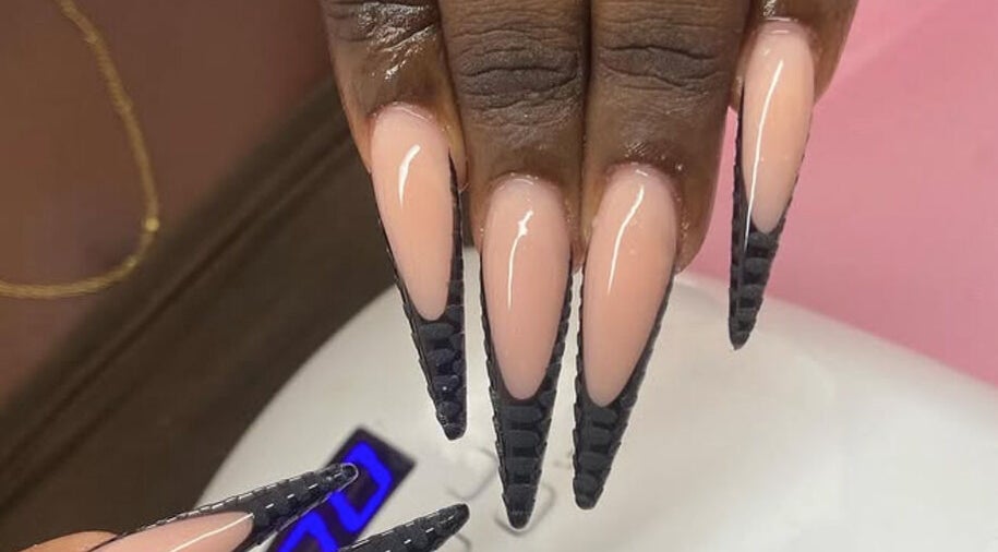 Manucure sophistiquée chez Institut d’Onglerie Chez_Marcy, Sandy-Ground, Basse-terre, GP.