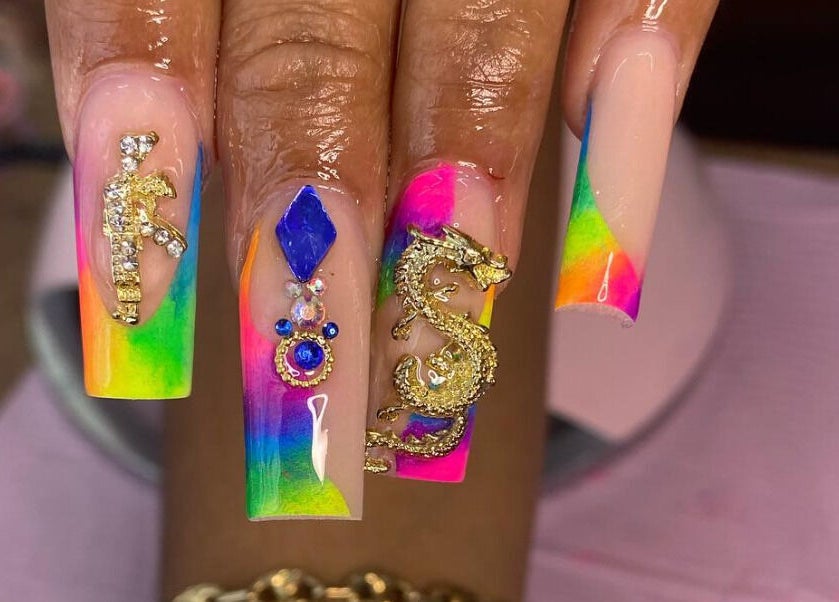 Nail art vibrant avec bijoux chez Institut d’Onglerie Chez_Marcy, Sandy-Ground, Basse-terre, GP.