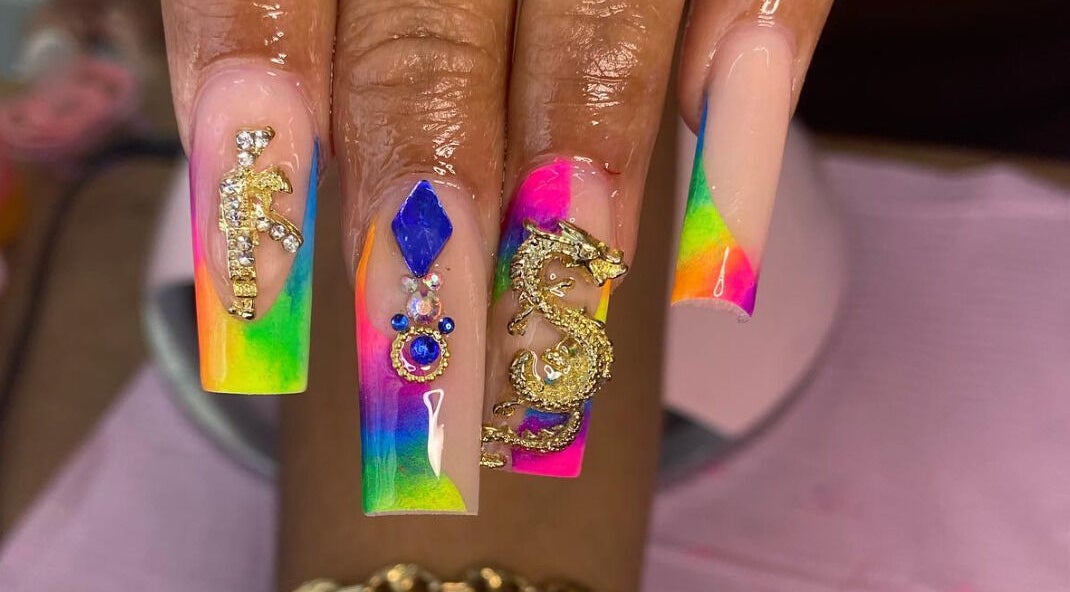 Nail art vibrant avec bijoux chez Institut d’Onglerie Chez_Marcy, Sandy-Ground, Basse-terre, GP.