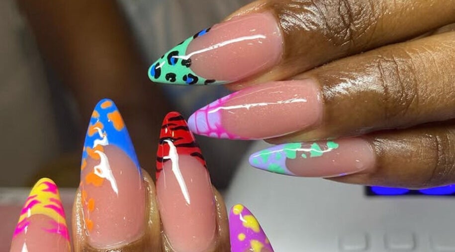 Art d'ongles coloré à Institut d’Onglerie Chez Marcy, Sandy-Ground, Basse-terre, GP.