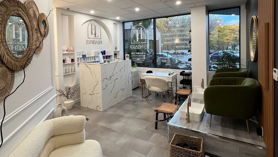 Intérieur chic de Clinique ESTHÉLASER à Laval, Québec, CA, avec sièges confortable et déco élégante.