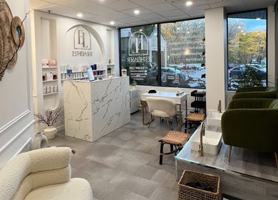 Intérieur chic de Clinique ESTHÉLASER à Laval, Québec, CA, avec sièges confortable et déco élégante.