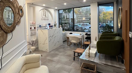 Intérieur chic de Clinique ESTHÉLASER à Laval, Québec, CA, avec sièges confortable et déco élégante.