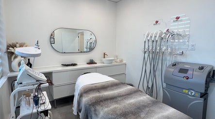Salle de soins moderne à Clinique ESTHÉLASER, Laval, Québec, CA avec équipements esthétiques avancés.