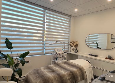 Salle de soins moderne à Clinique ESTHÉLASER, Laval, Québec, CA, offrant un espace apaisant et luxueux.