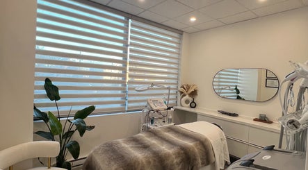 Salle de soins élégante à Clinique Esthélaser, Laval, Québec, CA, avec équipement moderne et décor apaisant.