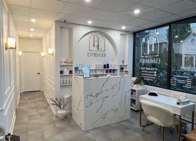 Entrée moderne de Clinique Esthélaser à Laval, Québec, CA, mettant en valeur l'élégance du design intérieur.