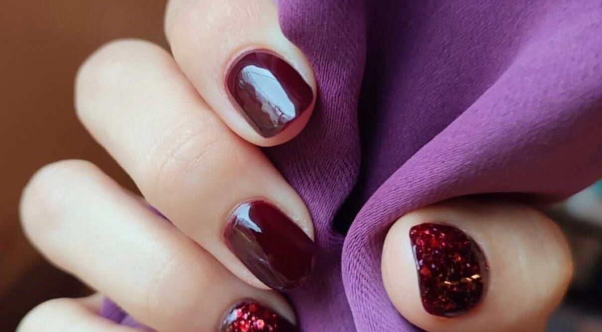 Manucure rouge élégante à La Petite Onglerie De Babie, Saint-julien-les-rosiers, Occitanie, FR.