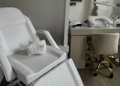 Маникюрное кресло и стол в Sofiel.Nails, Stourbridge, England, GB. Современный уютный интерьер.