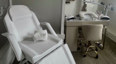Маникюрное кресло и стол в Sofiel.Nails, Stourbridge, England, GB. Современный уютный интерьер.