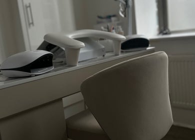 Modern nail station at Sofiel.Nails, Stourbridge, England, GB with ergonomic chair and sleek equipment.