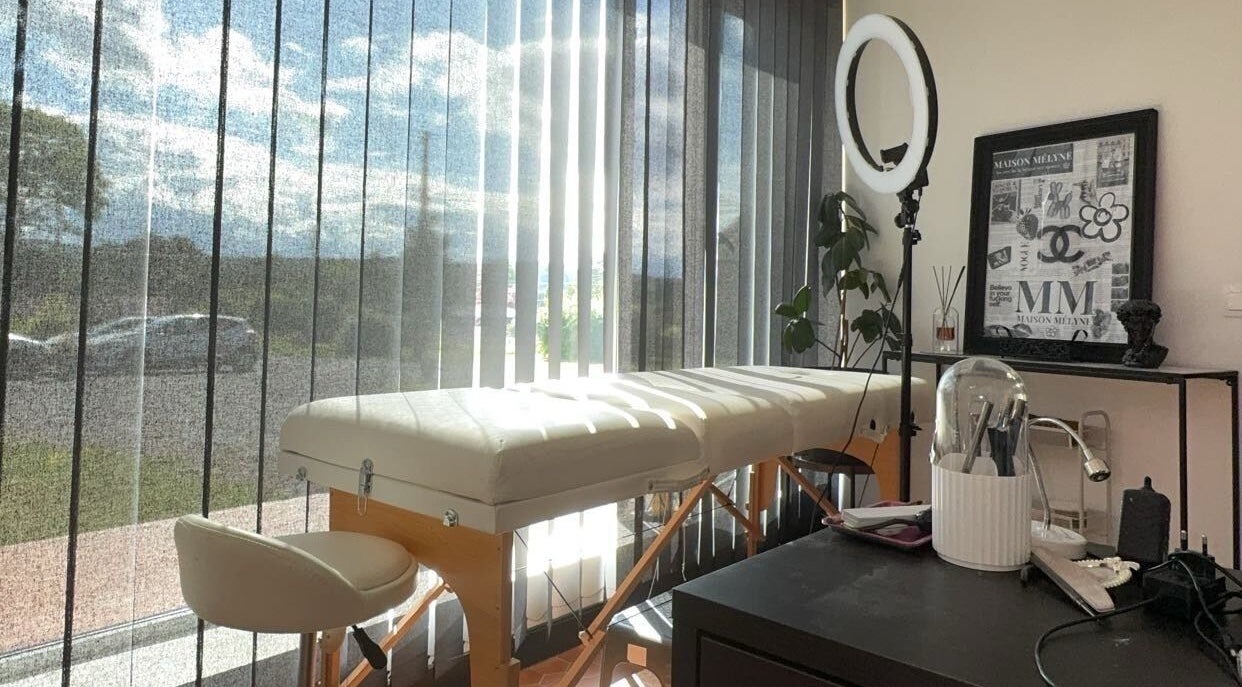 Cabine lumineuse de Maison Mélyne, Bertrichamps, Grand Est, FR, avec table de massage et décoration élégante.